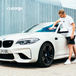 Licargo Carbontuch reinigt die Scheiben Deines Fahrzeugs streifenfrei.