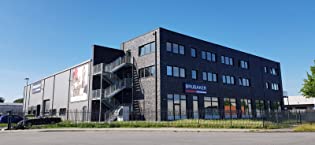 Online Handelsunternehmen Brubaker: Firmengebäude mit Lagerhalle und Lagerverkauf
