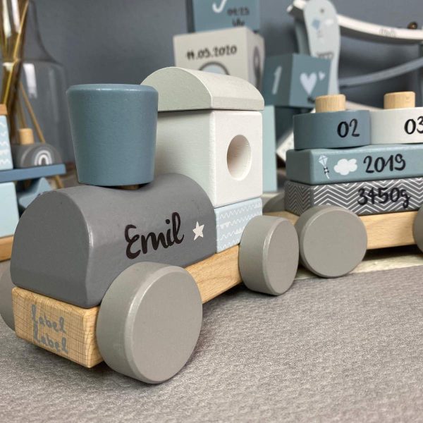 Kidslino Holz Eisenbahn blau - personalisierbar I Geschenk zur Geburt Jungen I Handmade Holzspielzeug mit Steckformen I Personalisierte Geschenke Baby I Holzzug mit Name & Geburtsdaten – Bild 3